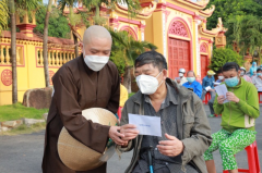 Chùa Thiên Quang trao quà hỗ trợ người khuyết tật trong dịch covid-19